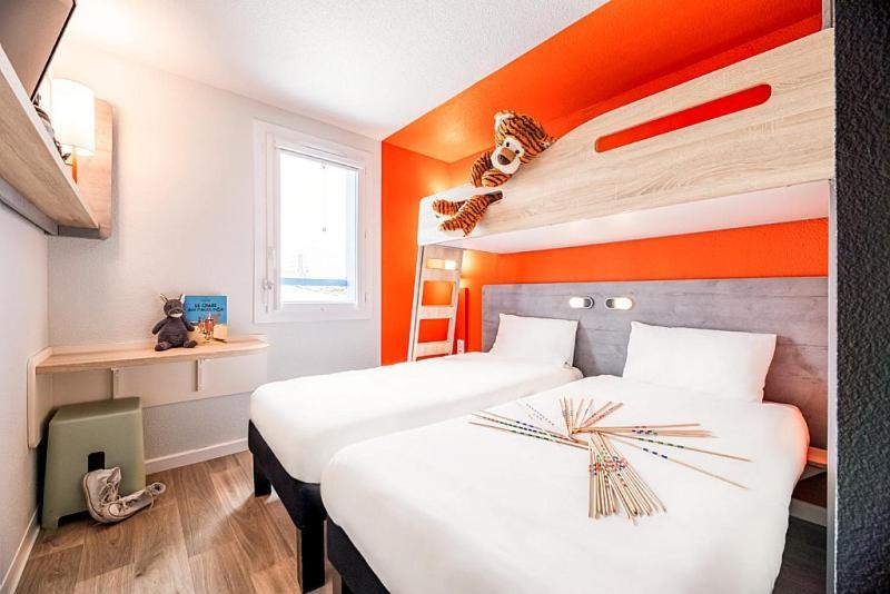 Dreibettzimmer mit 1 Doppelbett und 1 Etagenbett