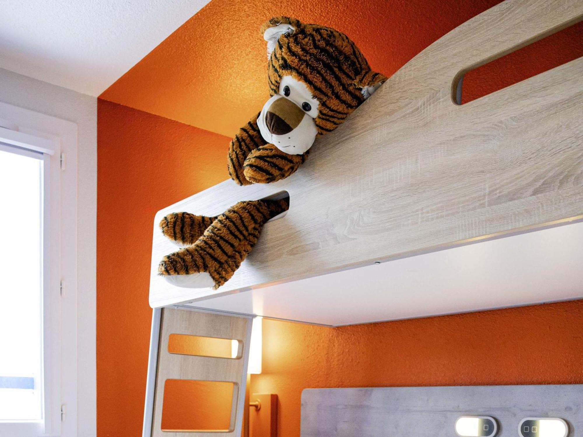 Dreibettzimmer mit 2 Einzelbetten und 1 Etagenbett